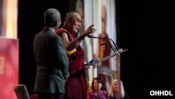 Dalai Lama berbicara dalam forum pendidikan di Vancouver, Kanada (21/10).