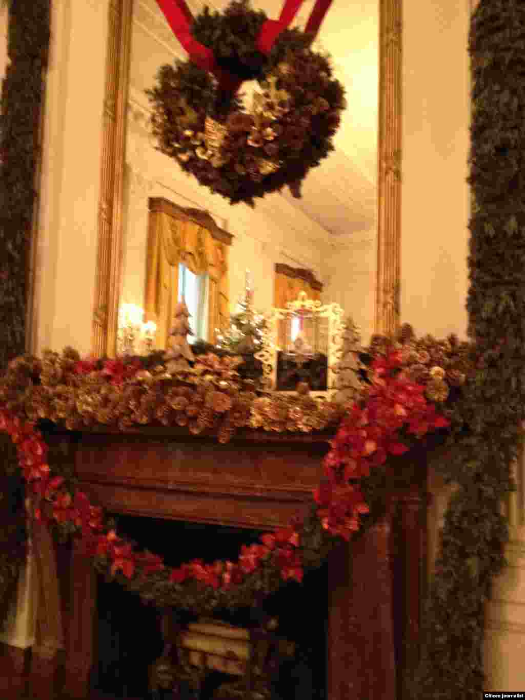 ການຕົກແຕ່ງກະຈົກບານໃຫຍ່ ຢູ່ຫ້ອງຕາເວັນອອກ ຫລື the East Room (White House Christmas Tour, Dec. 22, 2012)