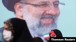 پوستر ابراهیم رئیسی و رای دهندگان در انتخابات جمعه گذشته