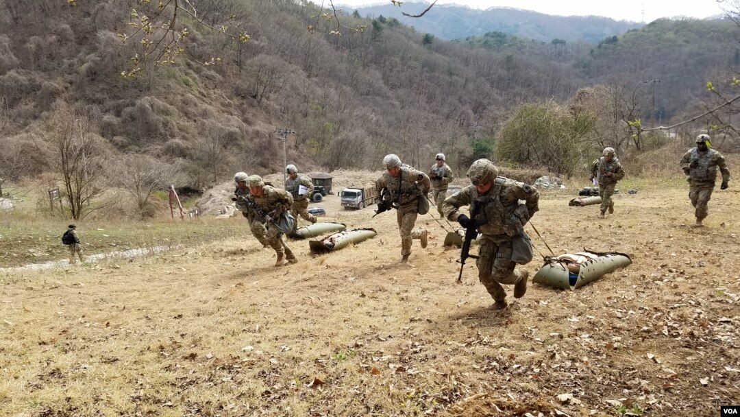 경기도 동두천시 미 2사단에서 '최고 전사 선발대회'가 열린 가운데 각급 부대에서 실시한 '최고 전사' 대회에서 선발된 장병들이 사단 최고의 전사가 되기 위해 경쟁을 벌이고 있다. 