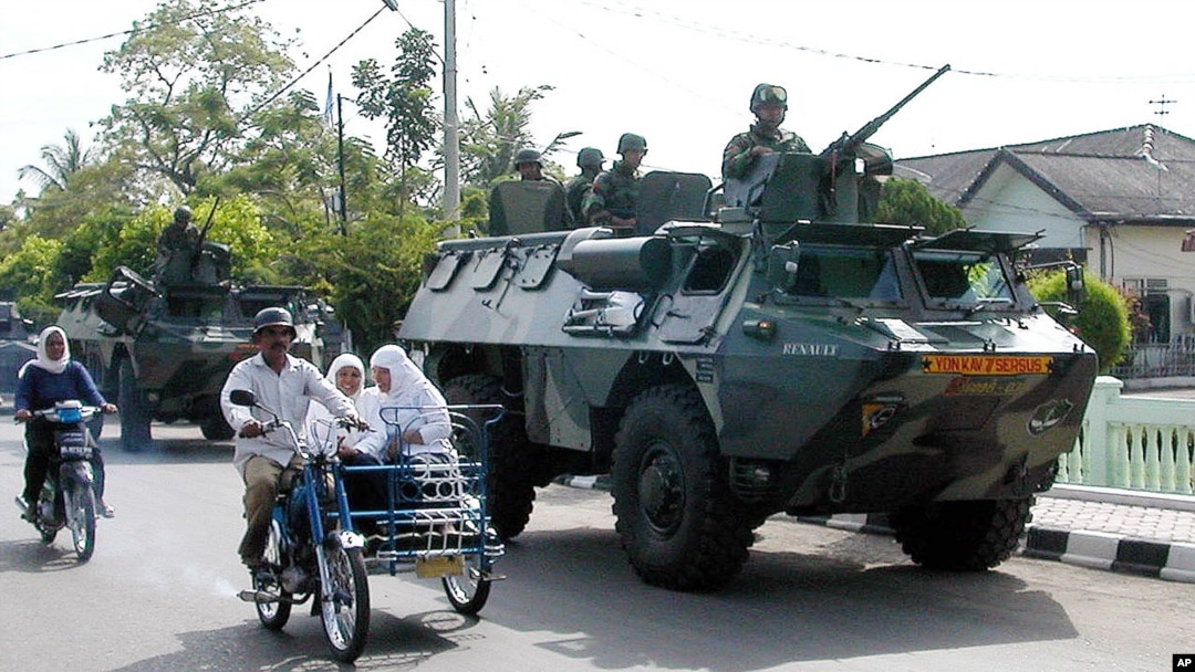 Tentara Indonesia berpatroli di Lhokseumawe, Aceh saat penerapan Daerah Operasi Militer masih berlaku di sana (foto: dok). 