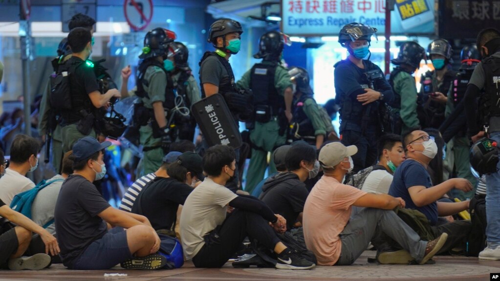 Cảnh sát Hong Kong bắt giữ người biểu tình tuần hành đánh dấu ngày Hong Kong được nước Anh bàn giao cho Trung Quốc cai trị cách đây 23 năm. Ảnh chụp ngày 1/7/2020 tại Hong Kong. (AP Photo/Vincent Yu)