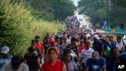 Caravana de migrantes marcha hacia Loma Bonita, en el estado mexicano de Veracruz, el 18 de noviembre de 2021.