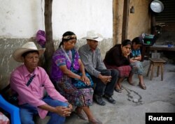 Amigos y familiares de Carlos Hernández Vásquez, el menor que murió en custodia de las autoridades fronterizas de EE.UU., acompañan a la familia en el pueblo de San José el Rodeo, en Guatemala. Mayo 22 de 2019.