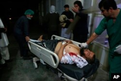 Un hombre herido en un atentado suicida es llevado a un hospital en Kabul, Afganistán, el 20 de noviembre de 2018.