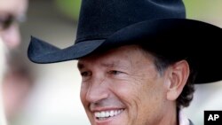 Country music singer George Strait. (Sept. 2009 file photo)