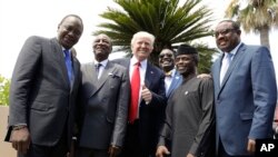 Le président américain Donald Trump pose avec des dirigeants africains, de gauche, le président kenyan Uhuru Kenyatta, le président de l'Union africaine Alpha Condé, le président de la Banque africaine de développement Akinwumi Adesina, le vice-président 