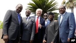 Le président américain Donald Trump pose avec des dirigeants africains, de gauche, le président kenyan Uhuru Kenyatta, le président de l'Union africaine Alpha Condé, le président de la Banque africaine de développement Akinwumi Adesina, le vice-président nigérian Yemi Osinbajo et le premier ministre éthiopien Haile Mariam Desalegn, dans la ville sicilienne de Taormina, Italie, 27 mai 2017.