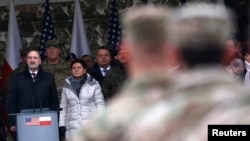 وزیر دفاع (چپ) و نخست وزیر لهستان در مراسم استقبال رسمی از نخستین واحد نظامی آمریکا مستقر در لهستان - ۲۵ دی ۱۳۹۵ 