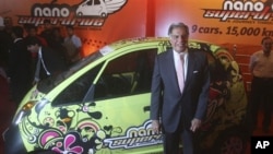 Photo d’archives : Ratan Tata, patron du conglomérat indien Tata, posant devant la Tata Nano, l’une des petites voitures fabriquées par le groupe lors d’une cérémonie à Mumbai, en Inde, le 28 juin 2010.