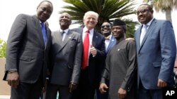 Le président américain Donald Trump pose avec des dirigeants africains, de gauche, le président kenyan Uhuru Kenyatta, le président de l'Union africaine Alpha Condé, le président de la Banque africaine de développement Akinwumi Adesina, le vice-président 