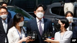 FILE - Samsung Electronics Vice Chairman Lee Jae-yong, center, arrives at the Seoul Central District Court in Seoul, South Korea, on June 8, 2020.