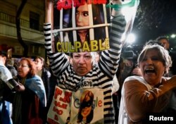 Aksi unjuk rasa menentang Wakil Presiden Argentina Cristina Fernandez de Kirchner di luar rumah Fernandez, di Buenos Aires, Argentina 22 Agustus , 2022. REUTERS/Magali Druscovich TPX GAMBAR HARI INI
