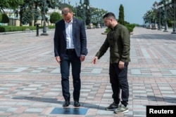 Presiden Ukraina Volodymyr Zelenskiy dan Presiden Polandia Andrzej Duda membuka Lorong Keberanian ( the Alley of Bravery), dalam jumpa pers bersama di tengah serangan Rusia ke Ukraina, di Kyiv, Ukraina, 23 Agustus 2022. (REUTERS/Viacheslav Ratynskyi)