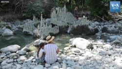 সুইজারল্যান্ডে নদীর তীরে কাদার শিল্পকর্ম