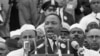 El líder del movimiento por los derechos civiles Martin Luther King Jr. pronuncia su famoso discurso "Yo tengo un sueño" frente al monumento a Abraham Lincoln en Washington, el 28 de agosto de 1963.