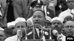 El líder del movimiento por los derechos civiles Martin Luther King Jr. pronuncia su famoso discurso "Yo tengo un sueño" frente al monumento a Abraham Lincoln en Washington, el 28 de agosto de 1963.