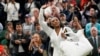 ARCHIVO - Serena Williams saluda al salir de la cancha después de perder ante la francesa Harmony Tan en un partido individual femenino de primera ronda en el segundo día del campeonato de tenis de Wimbledon en Londres, el 28 de junio de 2022.
