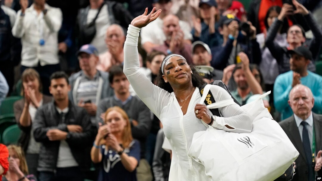 ARHIVA - Serena Vilijams napušta teren posle poraza u prvom kolu Vimbldona, 28. juna 2022. u Londonu 