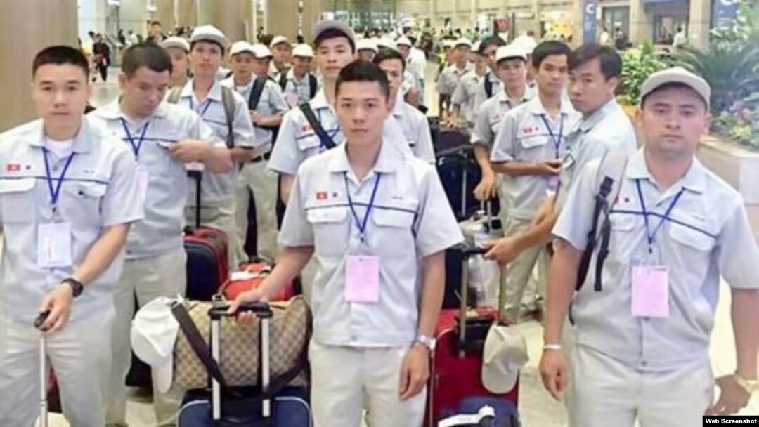 Một nhóm công nhân xuất khẩu lao động từ Việt Nam sang Hàn Quốc. Xuất khẩu lao động được xem là một lĩnh vực góp phần phát triển nguồn nhân lực, giải quyết việc làm và tăng nguồn thu ngoại tệ cho Việt Nam.
