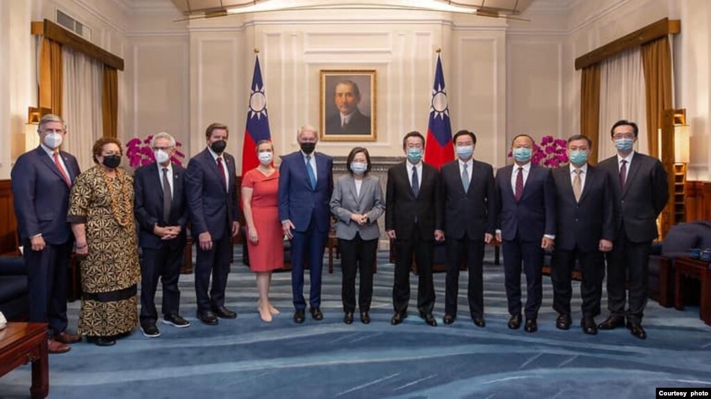 2022年8月15日，台湾总统蔡英文会见美国联邦参议院外交委员会亚太小组主席马基率领的美国国会代表团。（AIT Facebook 图片）(photo:VOA)
