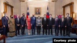 2022年8月15日，台湾总统蔡英文会见美国联邦参议院外交委员会亚太小组主席马基率领的美国国会代表团。（AIT Facebook 图片）