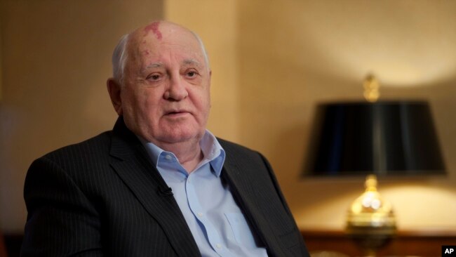 ARCHIVO - El expresidente soviético Mikhail Gorbachev habla con Associated Press durante una entrevista en la sede de su fundación en Moscú, Rusia, el viernes 9 de diciembre de 2016. (Foto AP/Ivan Sekretarev, archivo)