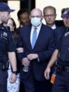 Bivši finansijski direktor Trumpove organizacije Allen Weisselberg izlazi iz sudnice u New Yorku. (Foto: AP/John Minchillo)