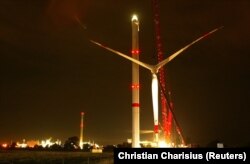 Derek mengangkat rotor generator angin raksasa di Brunsbuettel sekitar 60 km barat laut kota Hamburg, Jerman utara, 1 Oktober 2004. (Foto: REUTERS/Christian Charisius)
