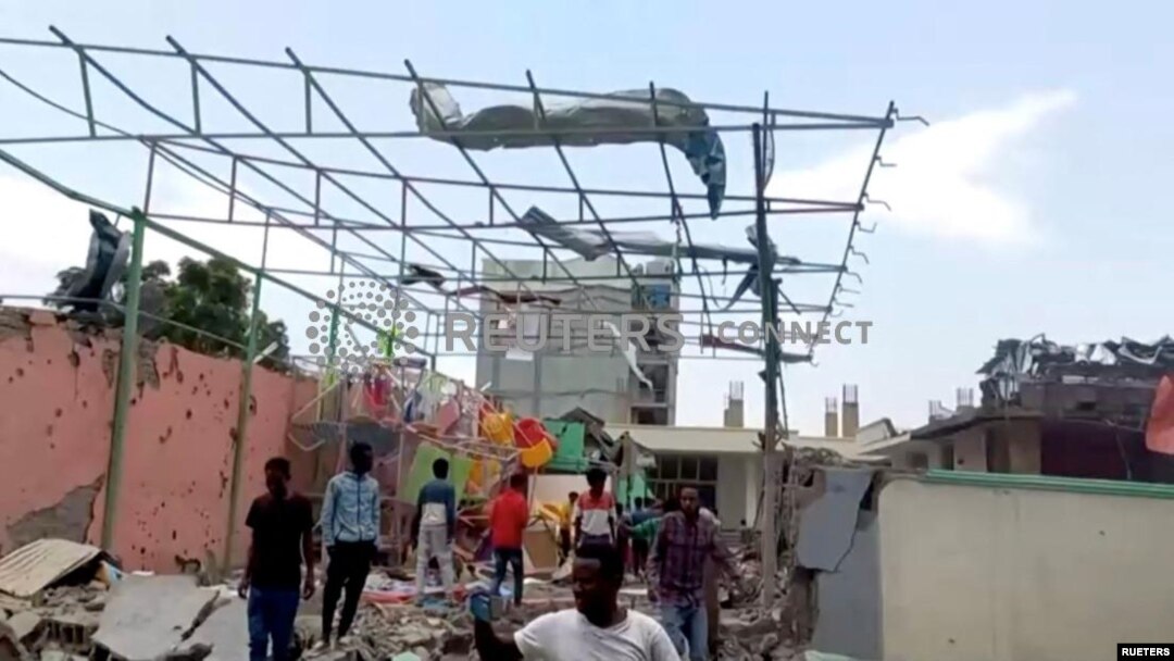 Sejumlah warga tampak memeriksa kerusakan dari sebuah taman bermain menyusul serangan udara yang terjadi di Mekelle, ibu kota dari wilayah Tigray, Ethiopia, pada 26 Agustus 2022. (Foto: Tigrai TV/Reuters TV)