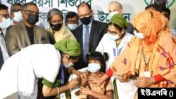 পাঁচ থেকে এগার বছর বয়সী শিশুদের করোনার টিকা দেয়া হচ্ছে।