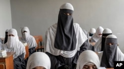 Sejumlah siswa perempuan Afghanistan tampak menghadiri pelajaran di kelas di salah satu sekolah agama di Kabul, Afghanistan, pada 11 Agustus 2022. (Foto: AP/Ebrahim Noroozi)