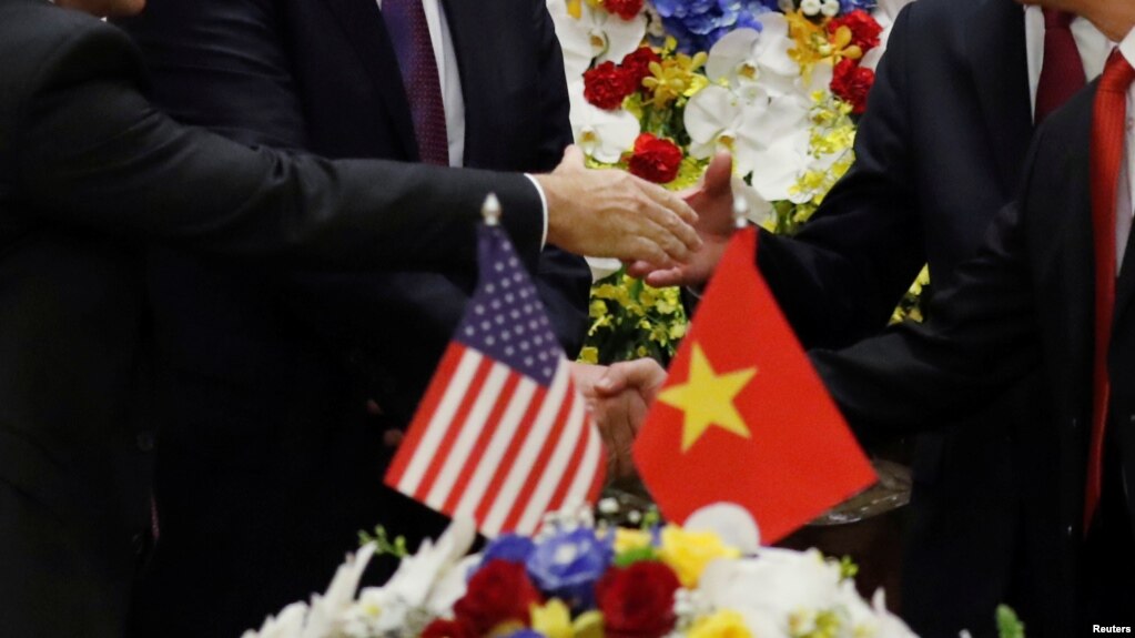 Các doanh nghiệp Mỹ và Việt Nam ký kết hợp đồng kinh doanh tại Phủ Chủ tịch ở Hà Nội ngày 12/11/2017 trong chuyến thăm chính thức của Tổng thống Mỹ lúc đó Donald Trump.