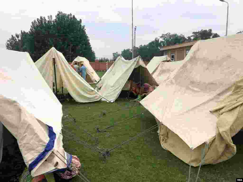 سیلاب سے متاثرہ افراد کو خیبرپختونخوا کے علاقے نوشہرہ میں قائم خیموں میں رکھا گیا ہے۔