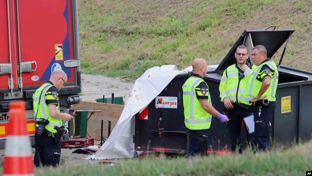Foto dari tangkapan video ini menunjukkan para polisi berada di lokasi di mana sebuah truk menabrak sebuah kerumunan warga di desa Nieuw-Beijerland, Belanda, Sabtu 27 Agustus 2022.