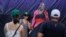Fanatik tenis poze pou foto ak yon katon ki gen foto ak fom Serena Williams, pandan premye tou chanpyona US Open nan, Lendi 29 Out 2022.