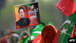 توشہ خانہ ریفرنس کی وجہ سے عمران خان کے سر پر بھی اُسی آئینی آرٹیکل کی تلوار لٹک رہی ہے جس کے تحت سابق وزیرِ اعظم نواز شریف عدالتی فیصلے کے نتیجے میں عمر بھر کے لیے پارلیمانی سیاست سے بے دخل ہوگئے تھے۔