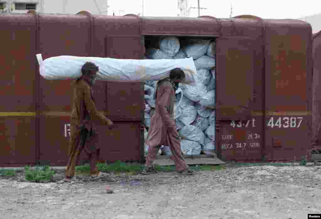 بارش اور سیلاب سے شہراہوں کے ساتھ ساتھ ٹرین کا نظام میں متاثر ہوا ہے۔