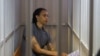 Pebasket AS Brittney Griner duduk di dalam sel tahanan setelah hakim membacakan putusan hukuman dalam kasusnya di Khimki, Moskow, Rusia, pada 4 Agustus 2022. Griner didakwa hukuman sembilan tahun penjara atas kepemilikan obat-obatan terlarang. (Foto: Reuters/Evgenia Novozhenina)