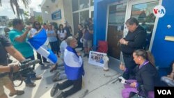 El Padre Palmar realiza una oración frente al Consulado de Nicaragua en Miami, Florida, como acto de protesta por el arresto al Obispo Rolando Álvarez y otros sacerdotes. [Foto: Antoni Belchi / VOA]