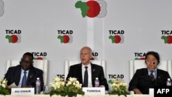 (De g à d) Les présidents sénégalais Macky Sall et tunisien Kais Saied et le ministre japonais des Affaires étrangères Yoshimasa Hayashi à la 8ème Conférence internationale de Tokyo sur le développement de l'Afrique (TICAD) à Tunis, Tunisie, le 28 août 20