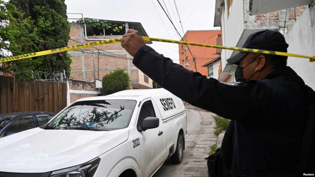 Un vehículo del equipo forense que transportaba el cuerpo del periodista Fredid Román sale de la escena del crimen donde fue asesinado en su automóvil por atacantes armados en una motocicleta en Chilpancingo, estado de Guerrero, México, México 22 de agosto de 2022.