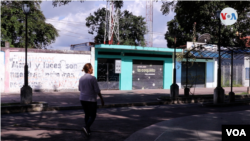 Concejal de la localidad, que se pasea por la icónica Plaza de Bolívar mostrando la soledad de los alrededores.