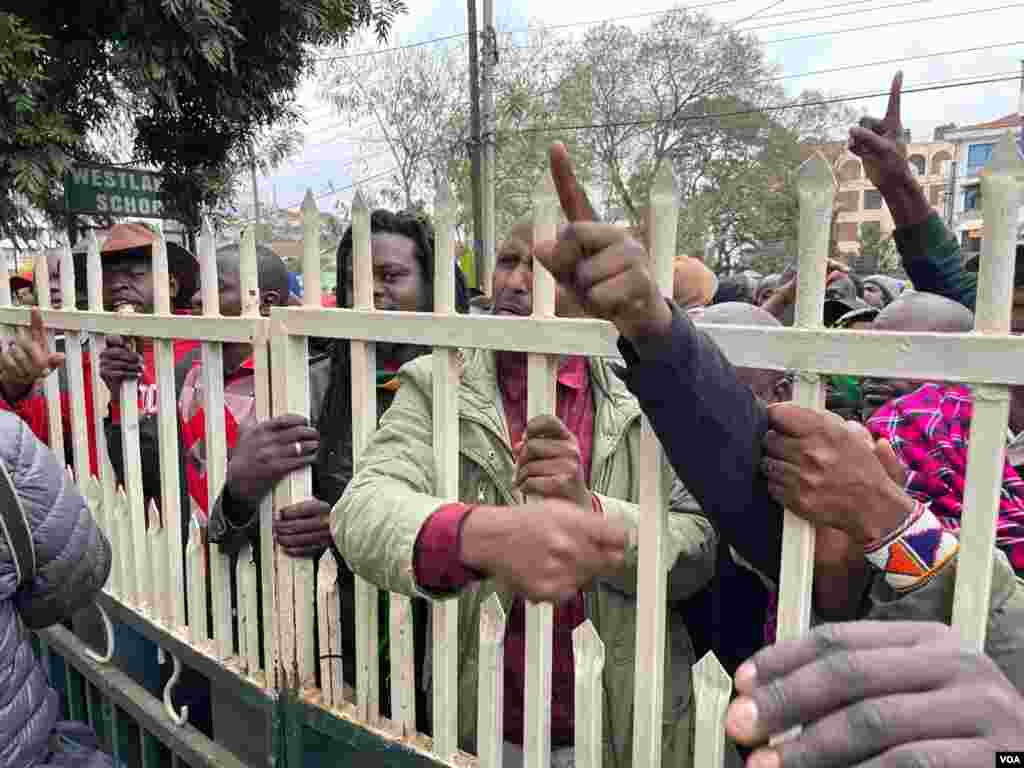 Wananchi wakisubiri kupiga kura, katika kituo cha Westland, Nairobi.