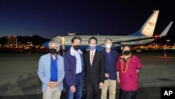 Delegasi anggota Kongres Amerika tiba di bandara Taipei, Taiwan hari Minggu (14/8). 