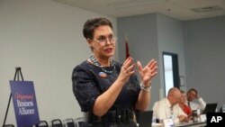 ARCHIVO - En esta foto de archivo del 16 de mayo de 2018, Harriet Hageman se dirige a una reunión de Wyoming Business Alliance en Casper, Wyoming.