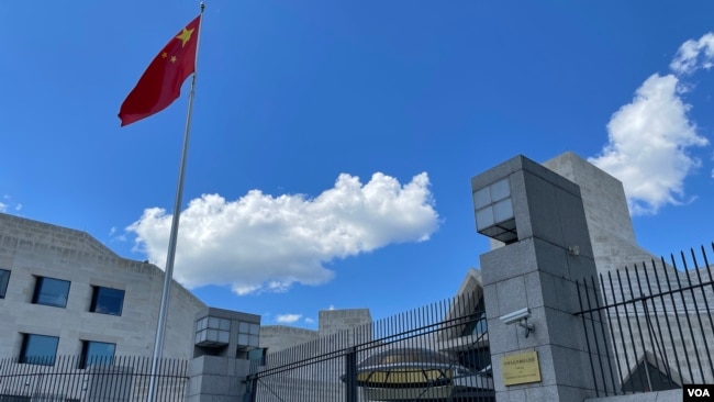 位於華盛頓西北區的中華人民共和國駐美大使館(2022年8月12日,美國之音鍾辰芳拍攝)