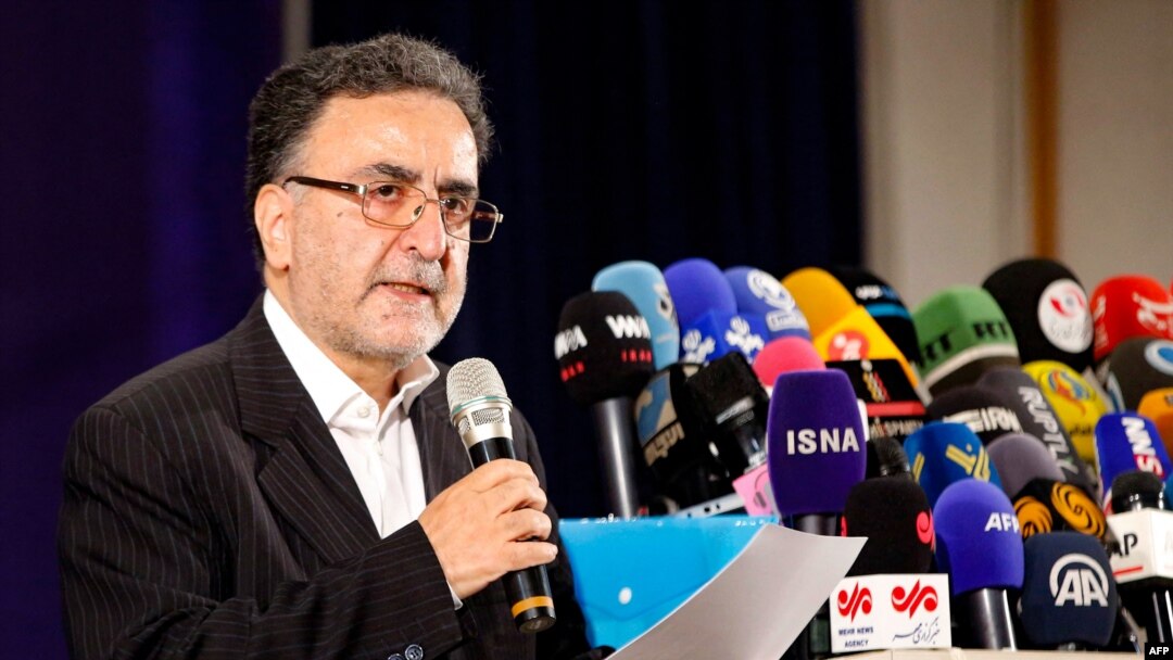 Politisi reformis Iran Mostafa Tajzadeh berbicara kepada media setelah mendaftarkan pencalonannya di Kementerian Dalam Negeri di Teheran, 14 Mei 2021. (Foto: AFP)