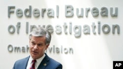 El director del FBI, Christopher Wray durante una conferencia de pensa en Omaha, Nebraska, el 10 de agosto de 2022. Foto AP.