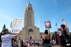 Demonstranti za pravo na abortus protestuju ispred državne skupštine Nebraske, 4. jula 2022.
